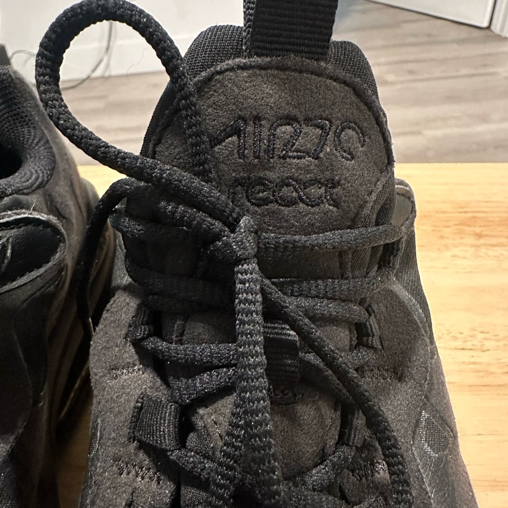 Nike react black sued 6.5 youth sneakers